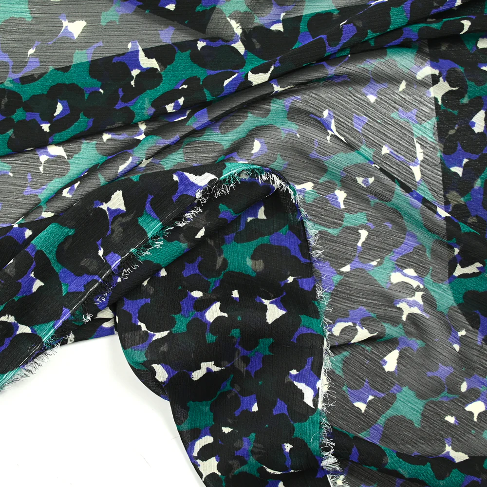 Mousseline crinkle imprimée léopard noir et violet fond vert - Image 3