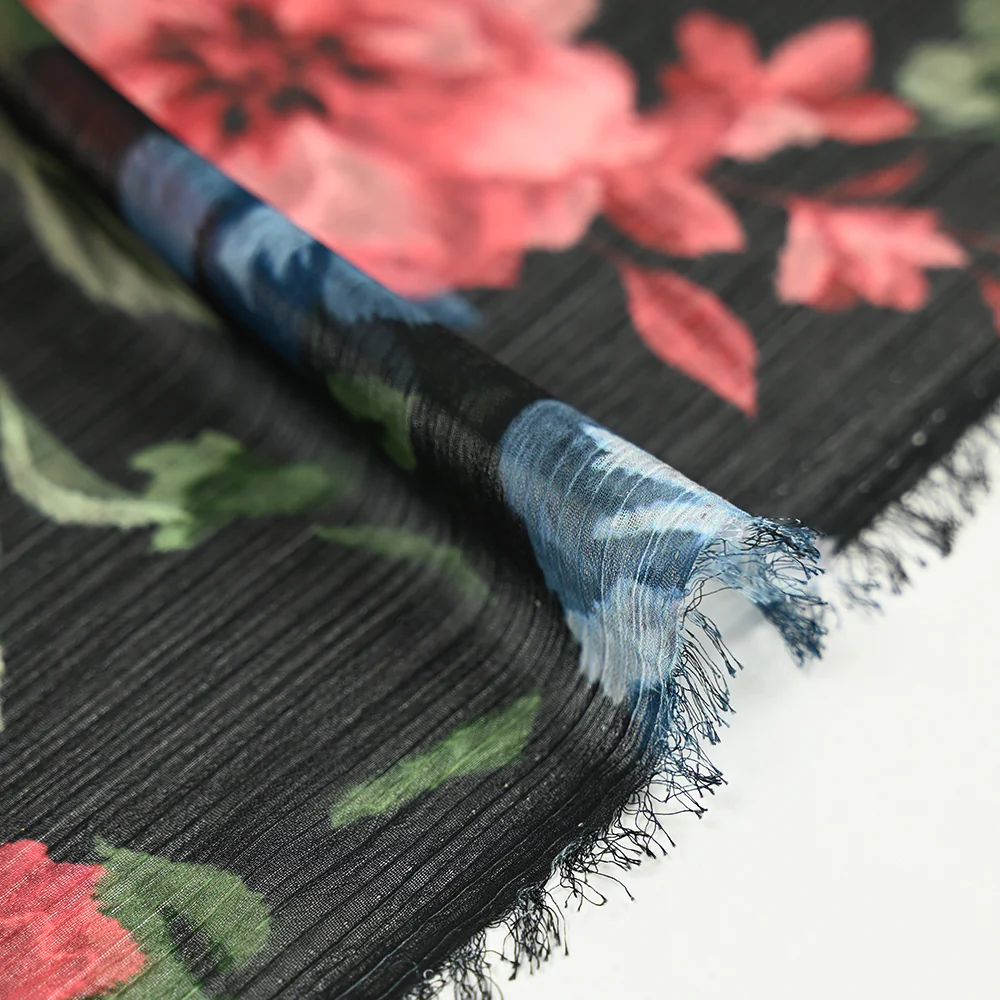 Mousseline crinkle polyester imprimé bucolique fond noir - Image 6