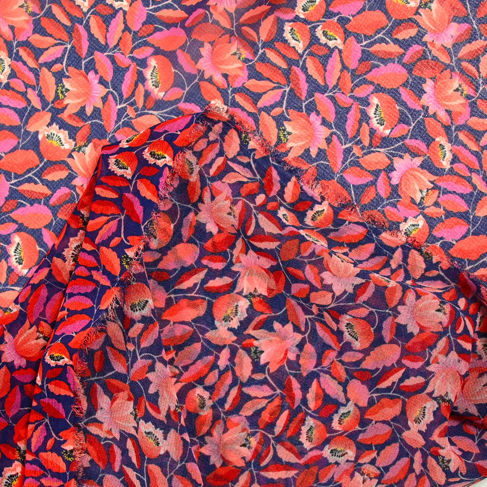 Mousseline imprimée fleurs rouge fond bleu roi - Image 3