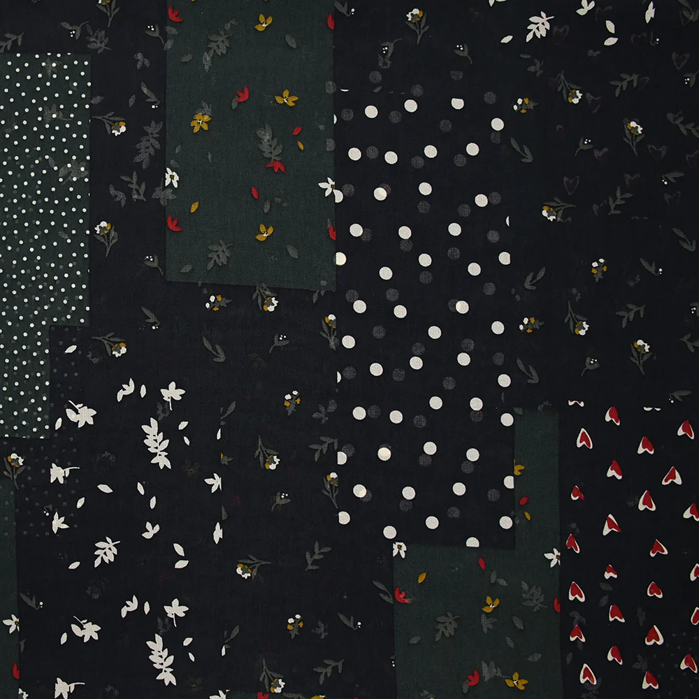 Mousseline imprimée patch fleurs et cœurs fond noir
