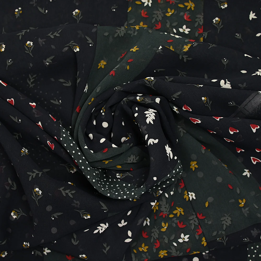 Mousseline imprimée patch fleurs et cœurs fond noir - Image 2