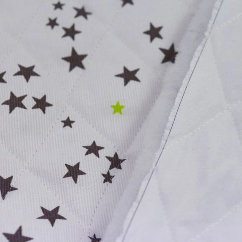 Piqué de coton matelassé étoiles taupe et vert anis au mètre