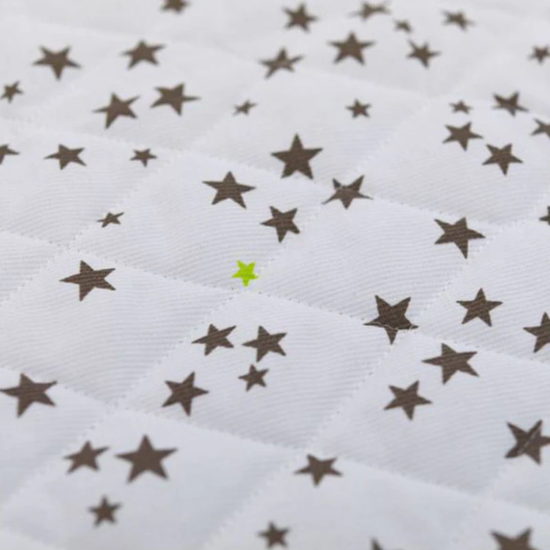 Piqué de coton matelassé étoiles taupe et vert anis au mètre - Image 2