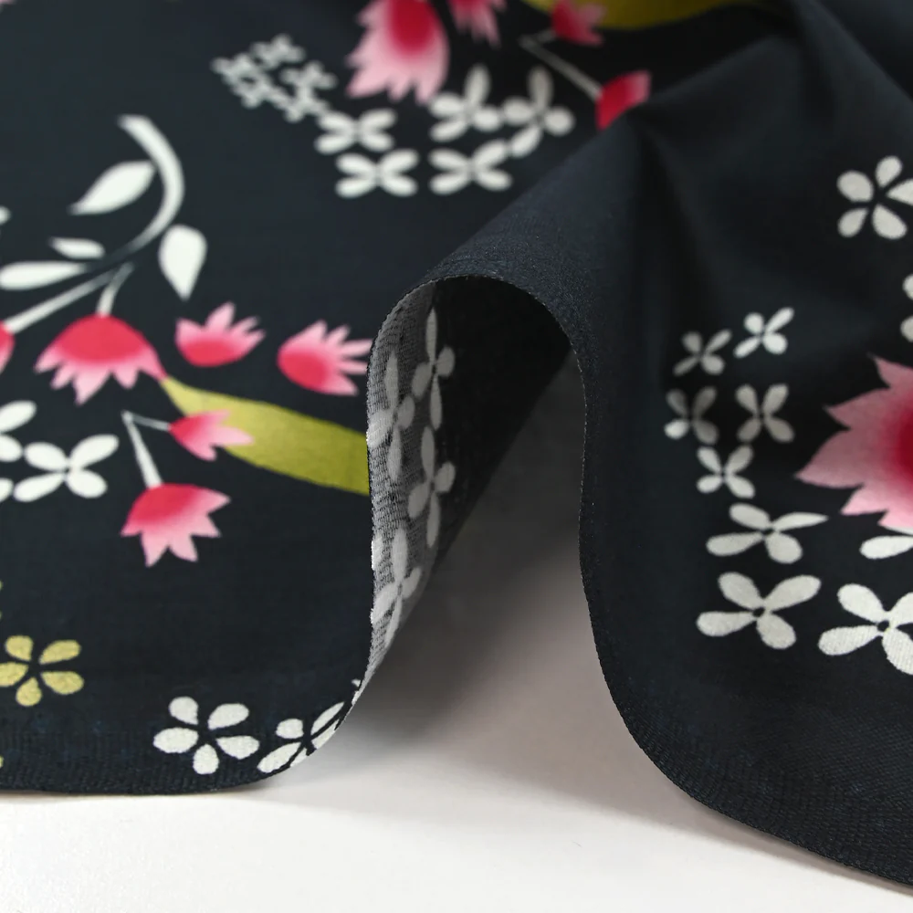 Popeline de coton imprimée archipel floral fond noir - Image 6