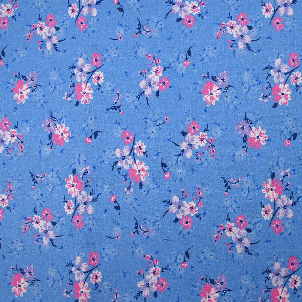 Popeline de coton imprimée bouquet dans les nuages fond bleu bleuet