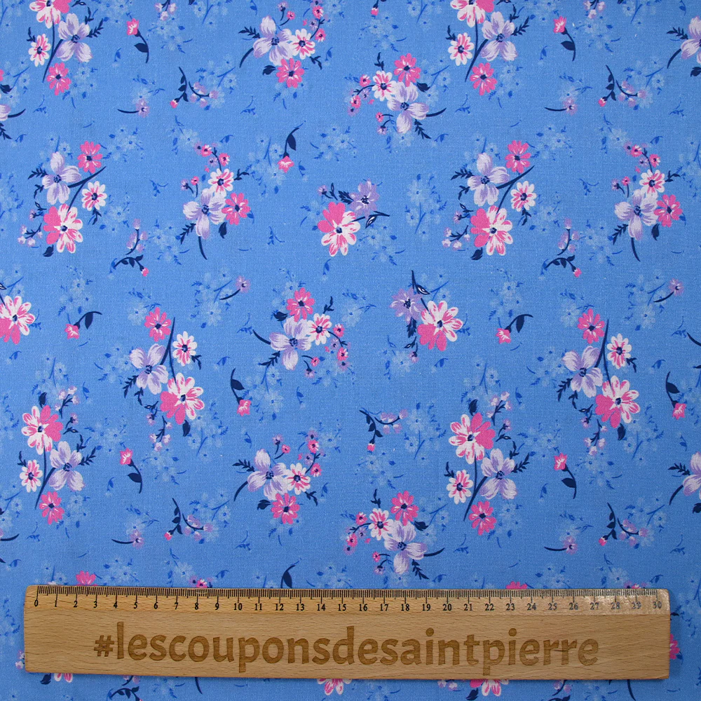 Popeline de coton imprimée bouquet dans les nuages fond bleu bleuet - Image 3