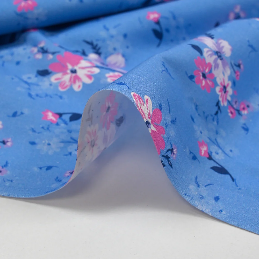 Popeline de coton imprimée bouquet dans les nuages fond bleu bleuet - Image 6