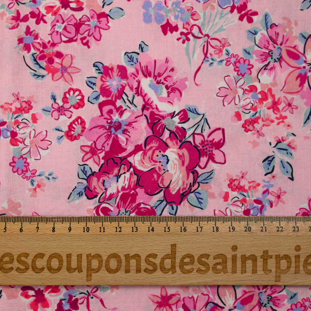 Popeline de coton imprimée bouquet de fleurs fuchsia fond rose dragée - Image 3