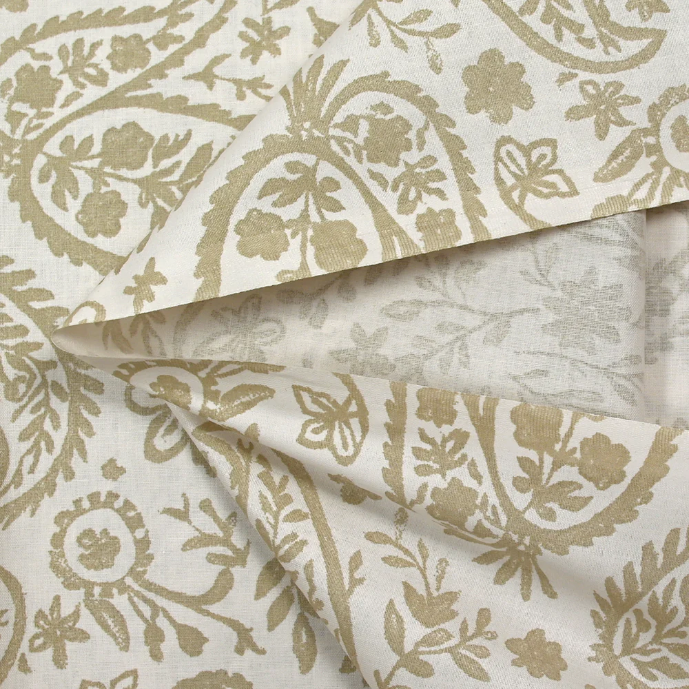 Popeline de coton imprimée cachemire beige fond blanc cassé - Image 5