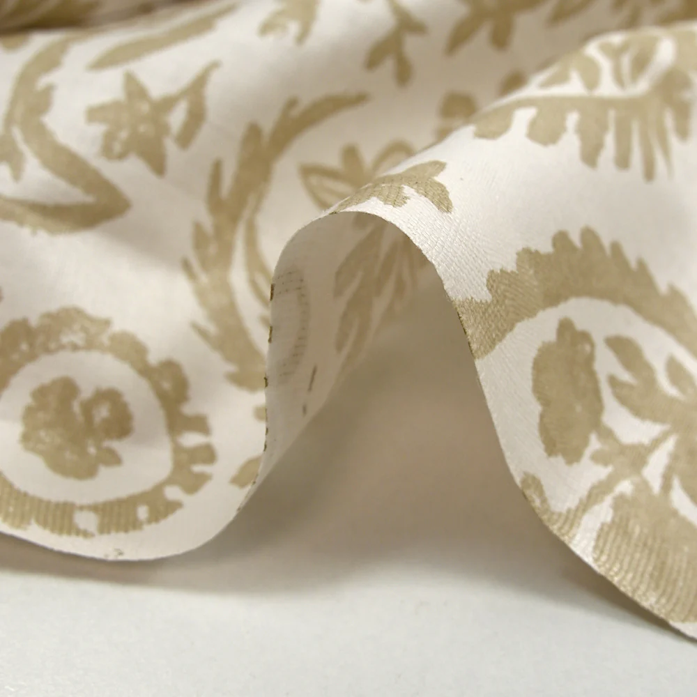Popeline de coton imprimée cachemire beige fond blanc cassé - Image 6