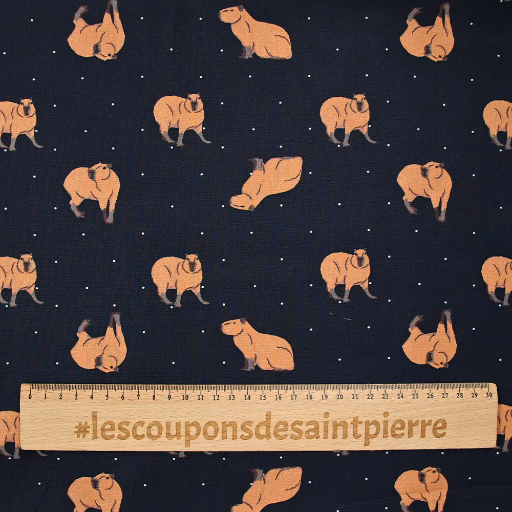 Popeline de coton imprimée Capybara fond bleu nuit - Image 3