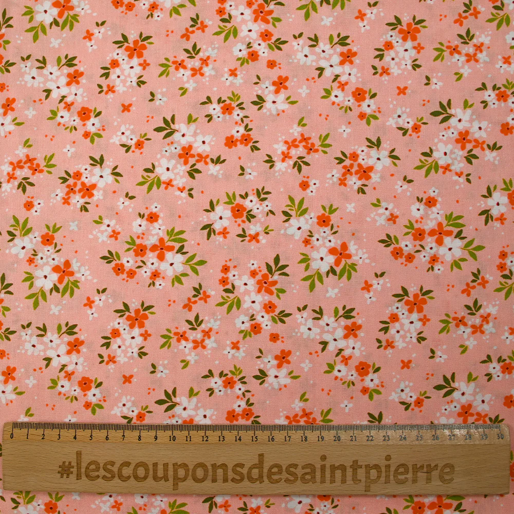Popeline de coton imprimée composition florale fond rose pêche - Image 3