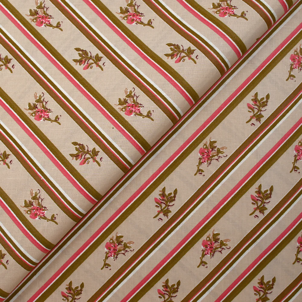 Popeline de coton imprimée diagonale de fleurs fond beige - Image 4