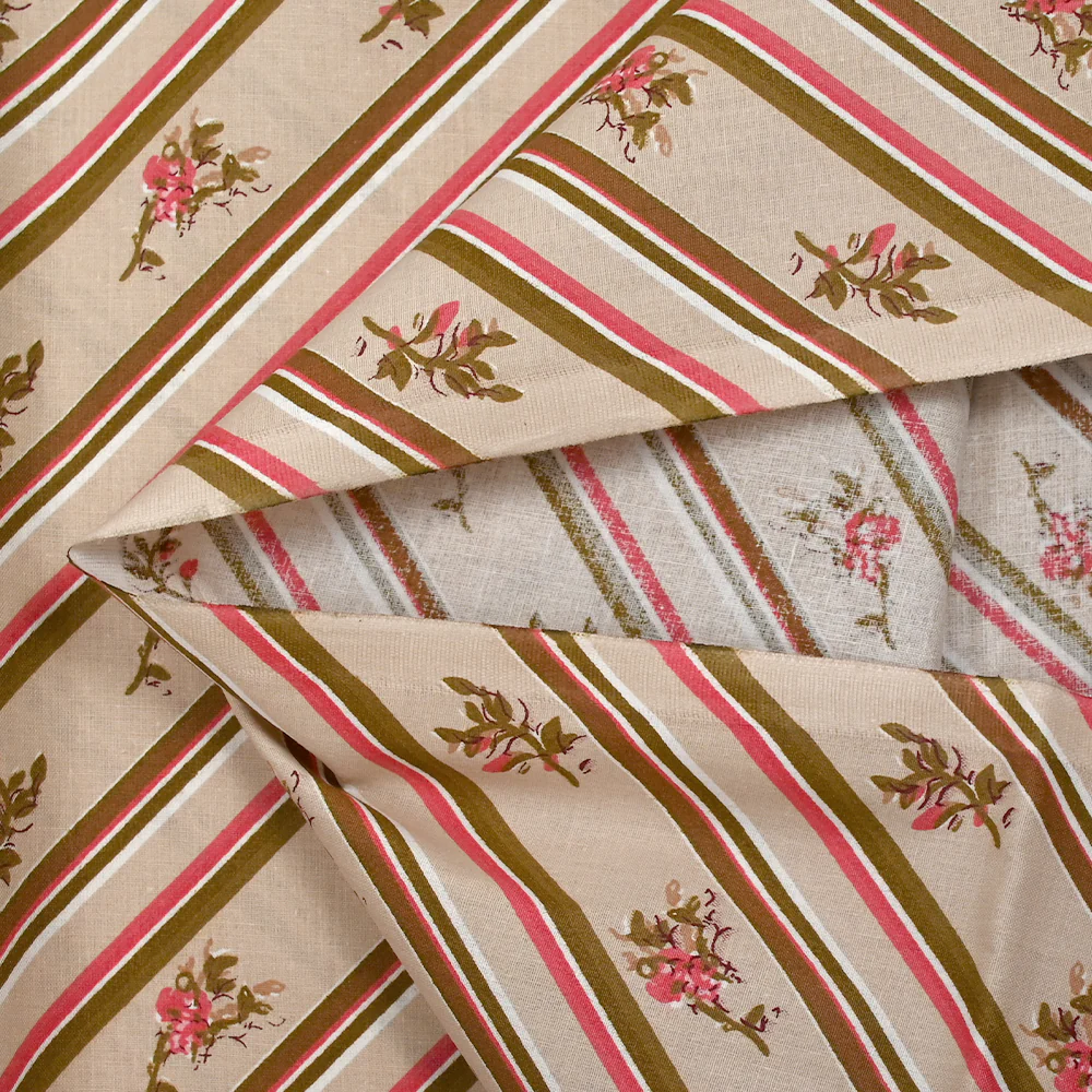 Popeline de coton imprimée diagonale de fleurs fond beige - Image 5