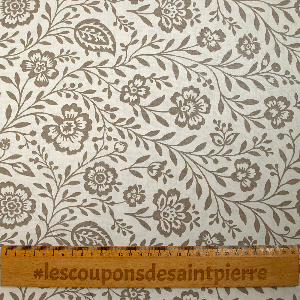 Popeline de coton imprimée empreinte fleurie taupe fond blanc cassé - Image 3
