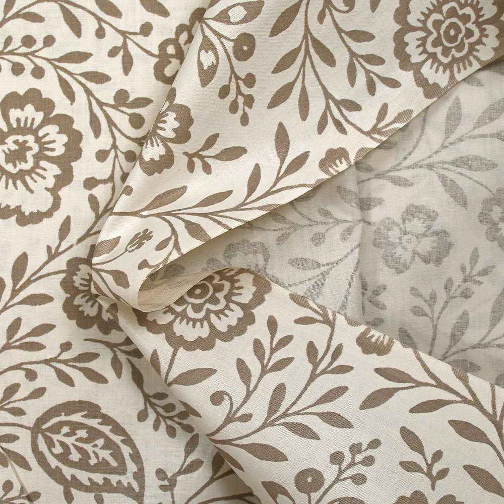 Popeline de coton imprimée empreinte fleurie taupe fond blanc cassé - Image 5