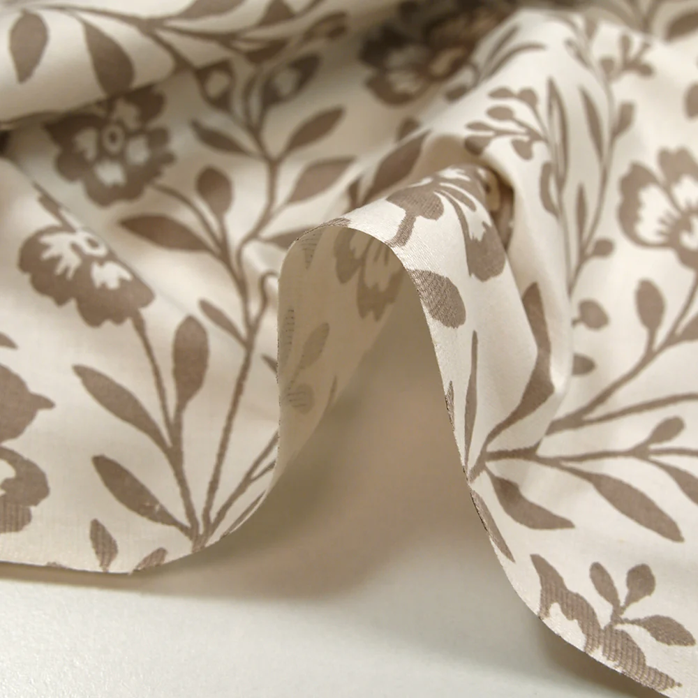 Popeline de coton imprimée empreinte fleurie taupe fond blanc cassé - Image 6