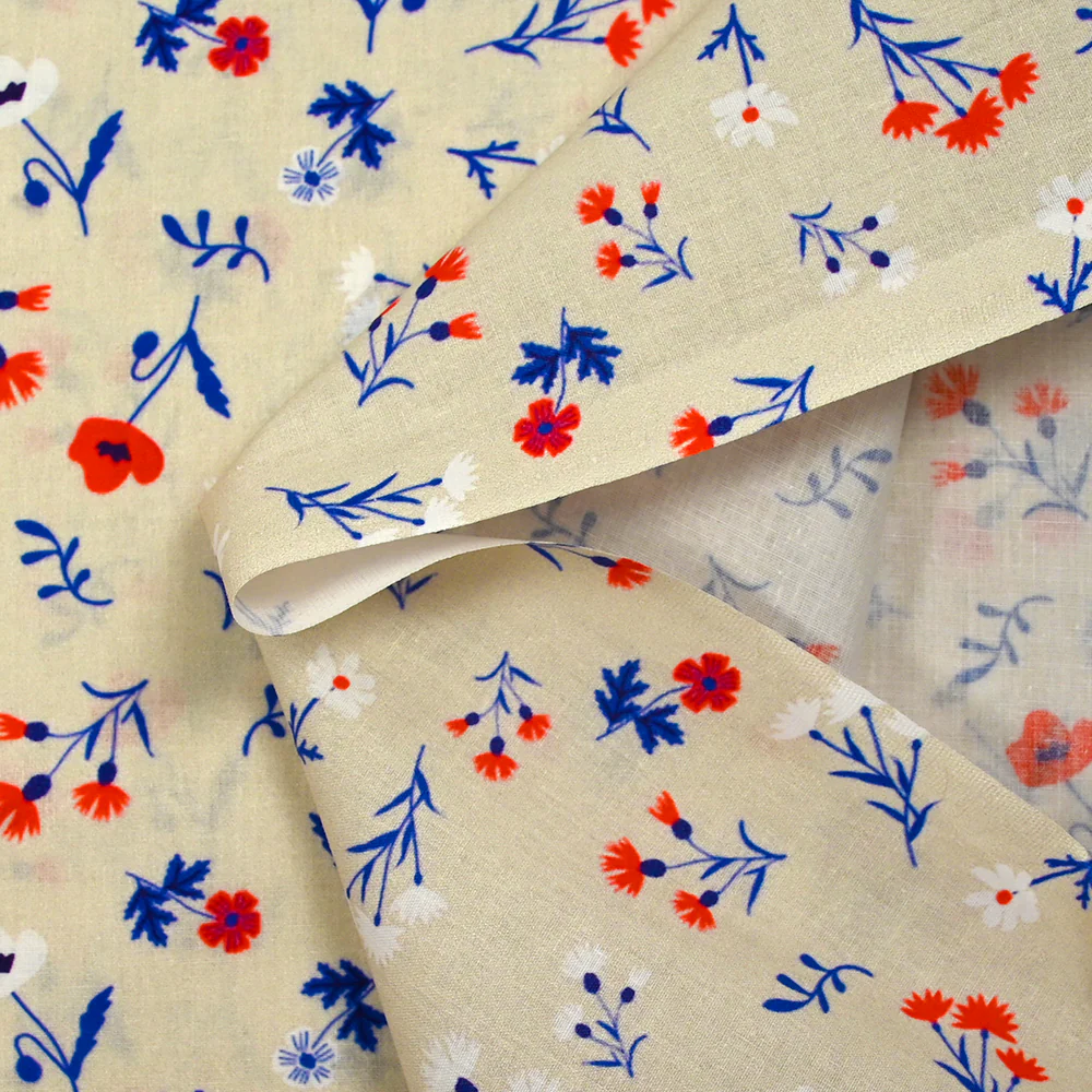 Popeline de coton imprimée envol de fleurs bleu, blanc, rouge fond grège - Image 5
