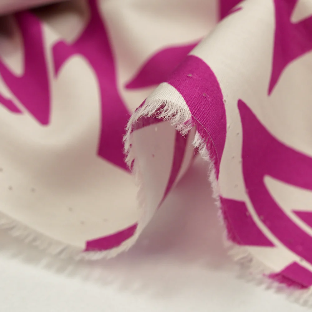 Popeline de coton imprimée étoiles en lien magenta fond blanc cassé - Image 6