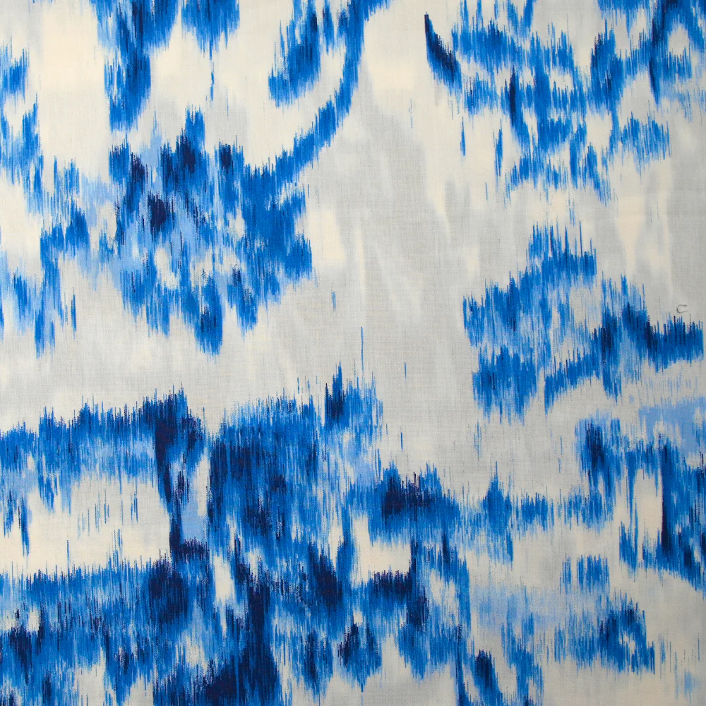 Popeline de coton imprimée évasion ikat bleu fond blanc cassé