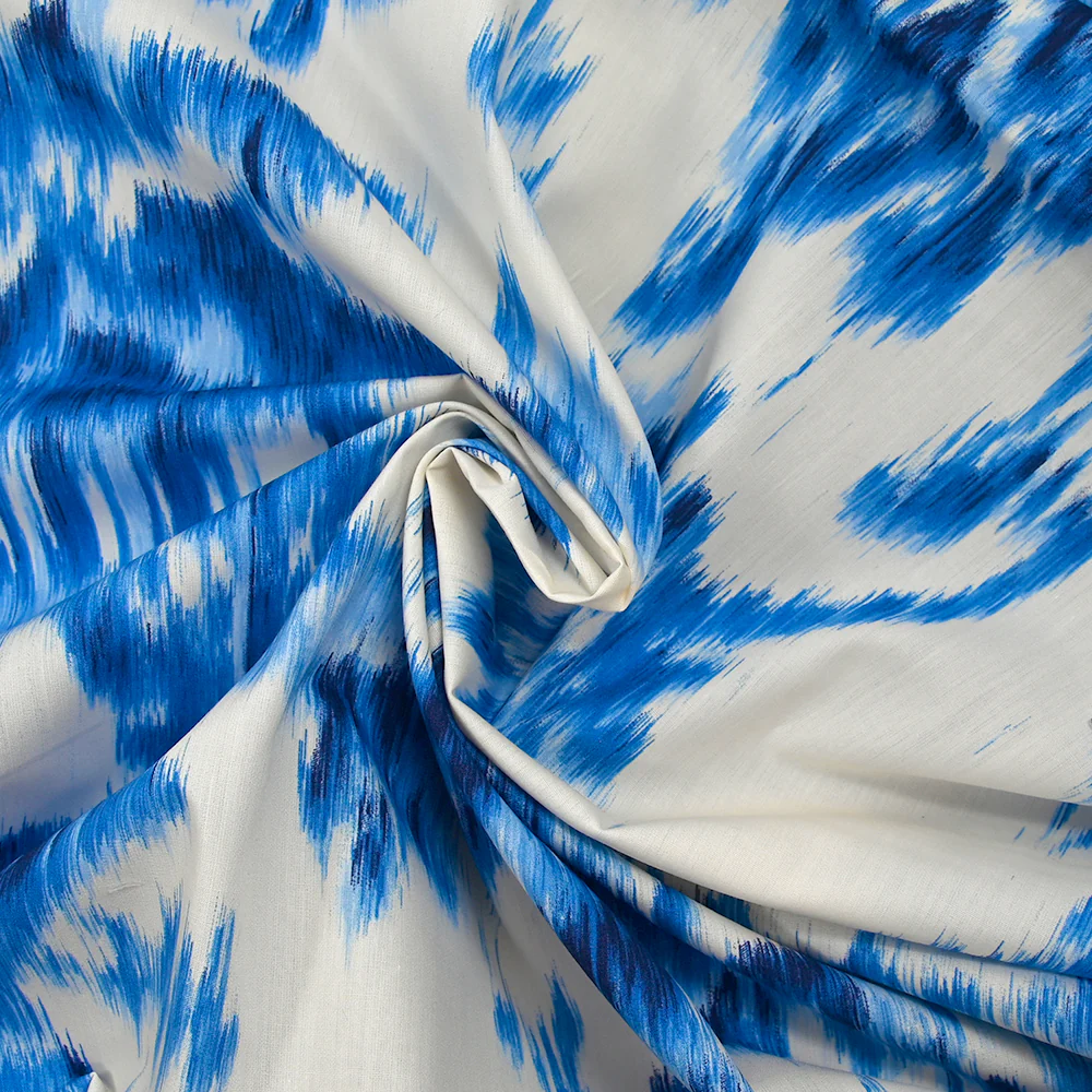 Popeline de coton imprimée évasion ikat bleu fond blanc cassé - Image 2