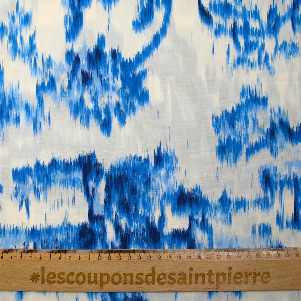 Popeline de coton imprimée évasion ikat bleu fond blanc cassé - Image 3