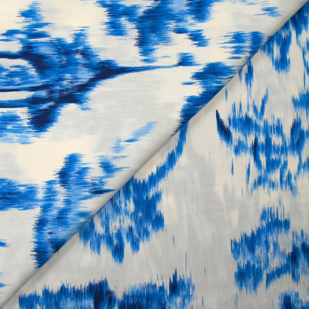 Popeline de coton imprimée évasion ikat bleu fond blanc cassé - Image 4