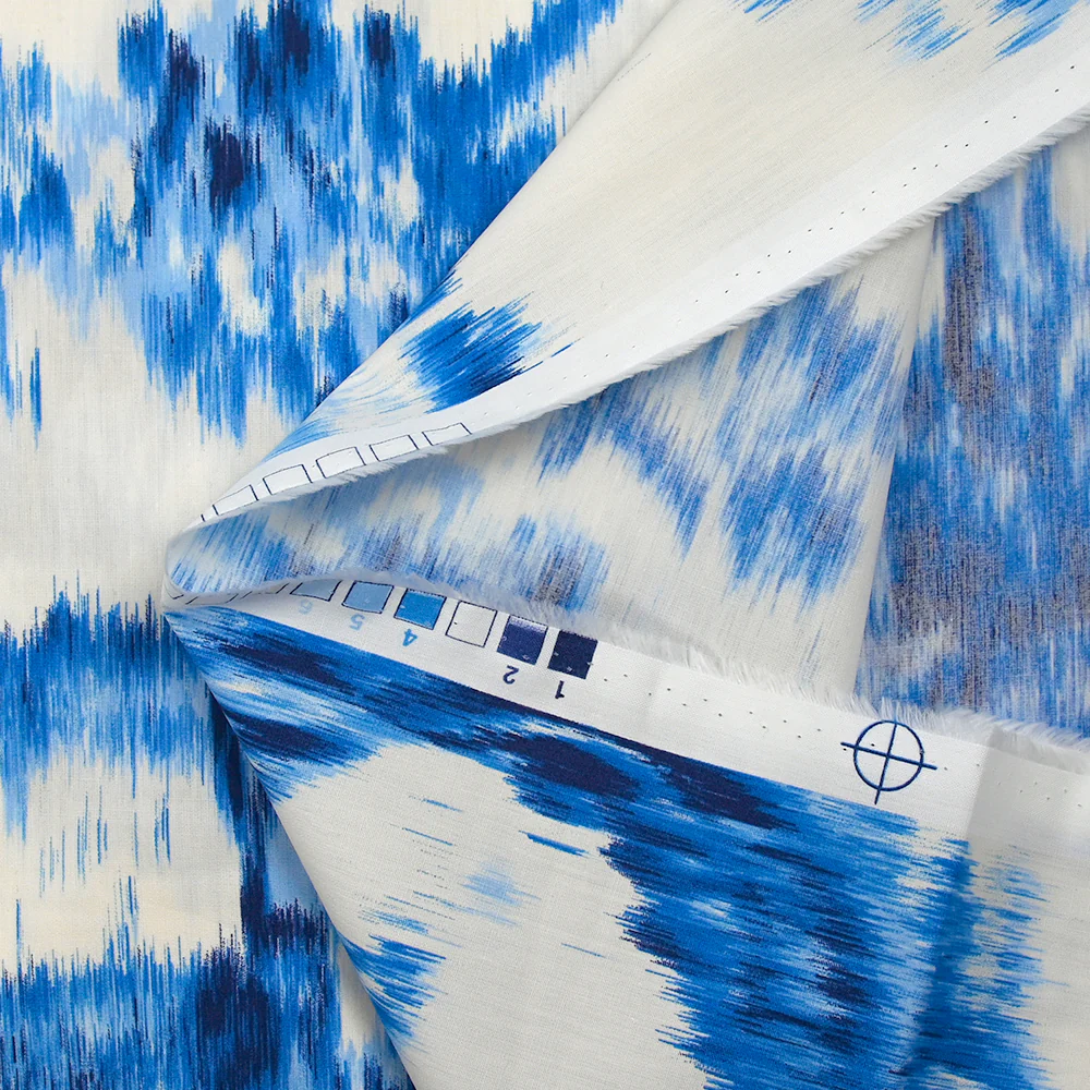 Popeline de coton imprimée évasion ikat bleu fond blanc cassé - Image 5