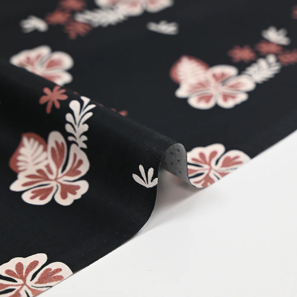 Popeline de coton imprimée fleur aloha marron fond noir - Image 6