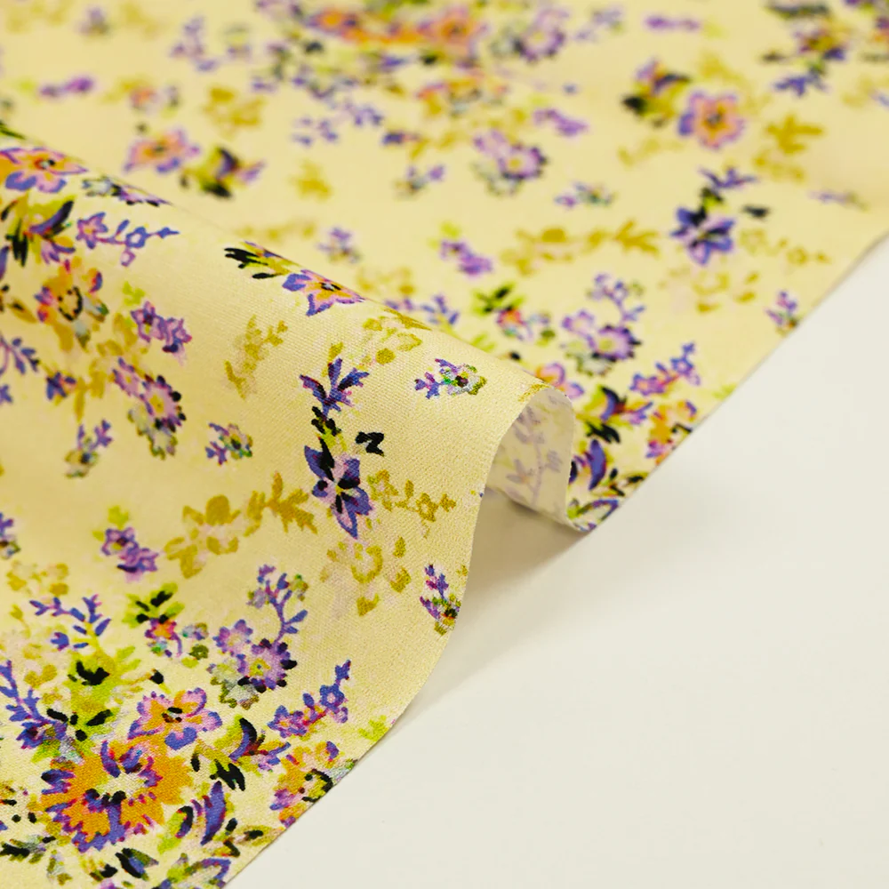 Popeline de coton imprimée fleur baroque mauve fond jaune pastel - Image 6
