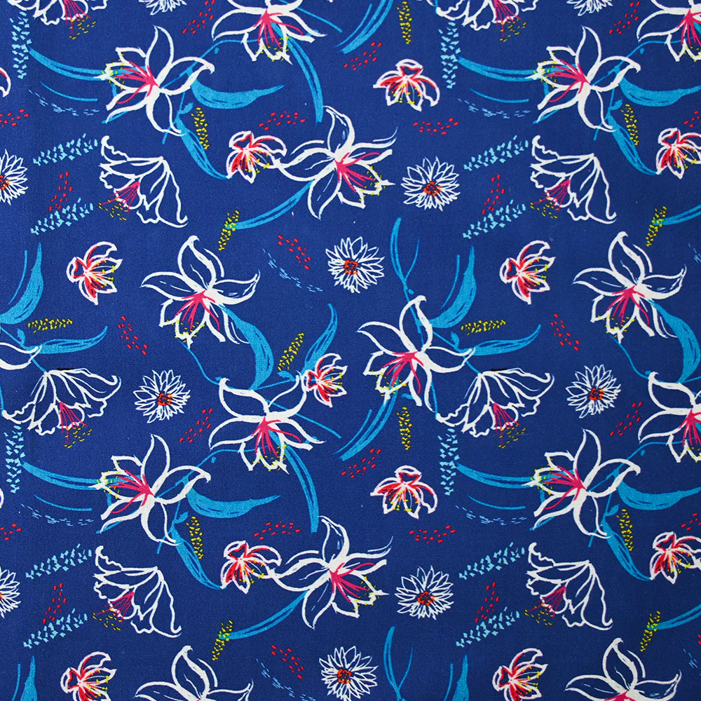 Popeline de coton imprimée fleur blanche pistil framboise fond bleu égyptien