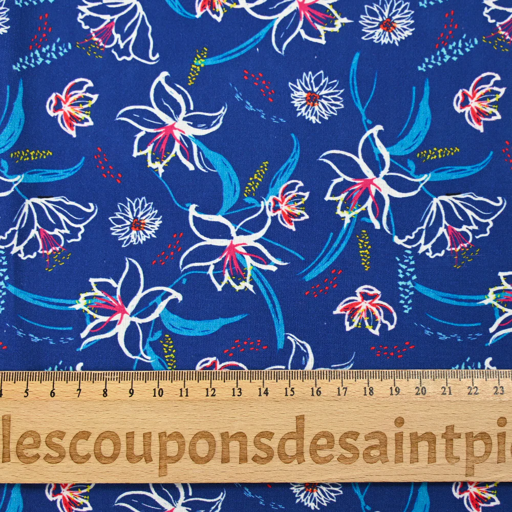Popeline de coton imprimée fleur blanche pistil framboise fond bleu égyptien - Image 3