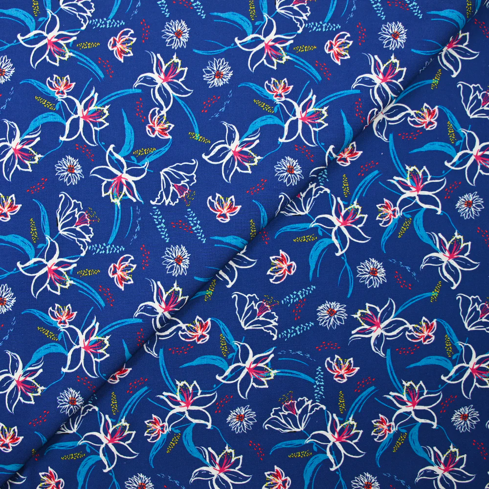 Popeline de coton imprimée fleur blanche pistil framboise fond bleu égyptien - Image 4