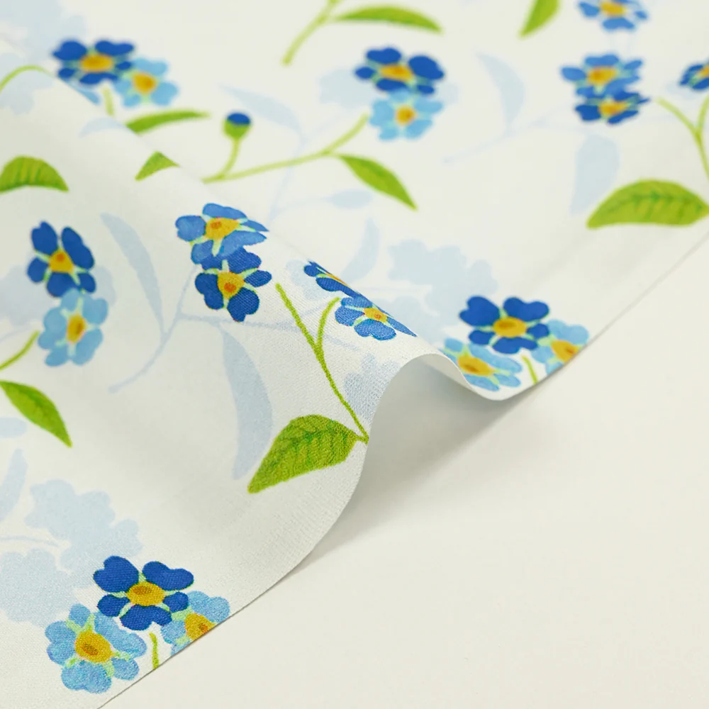Popeline de coton imprimée fleur bleue et tige verte fond ciel - Image 6