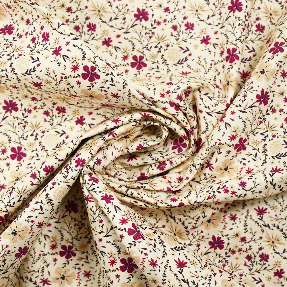 Popeline de coton imprimée fleurs bordeaux et beige fond écru - Image 2