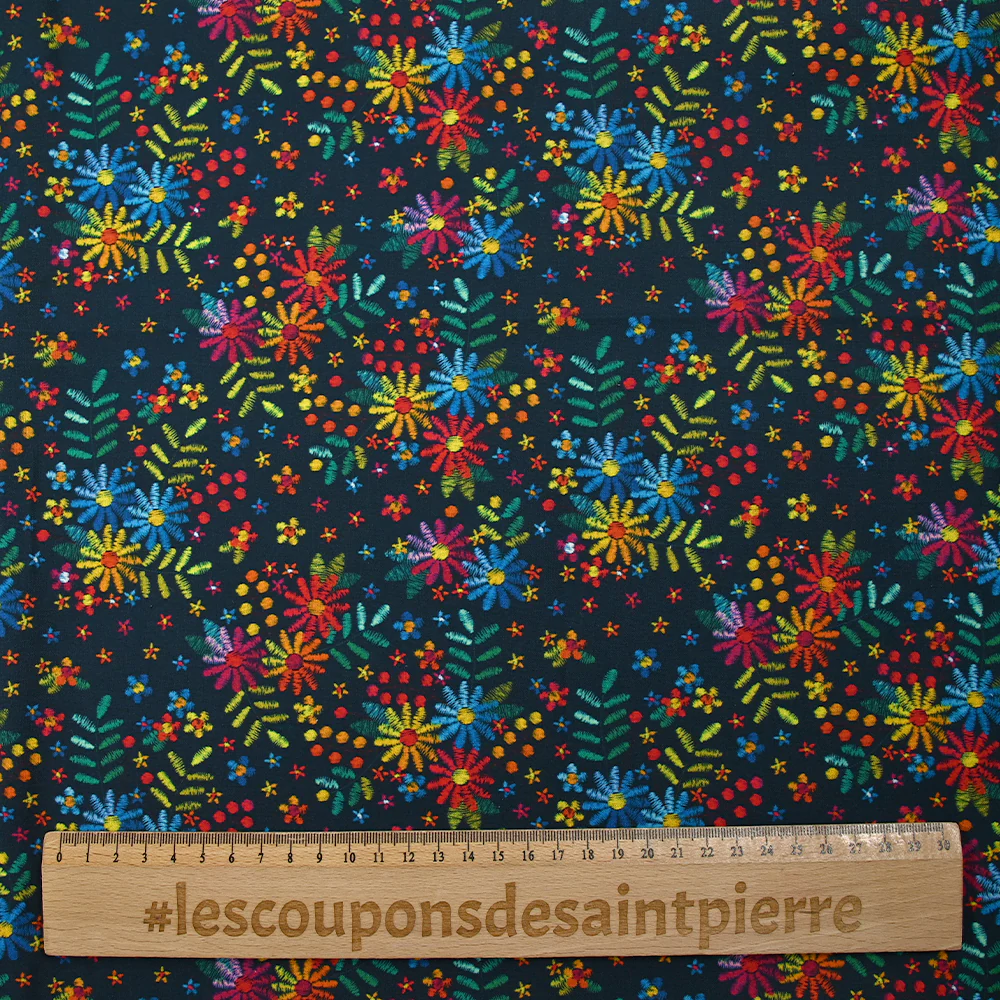 Popeline de coton imprimée fleurs brodées fond bleu nuit - Image 3