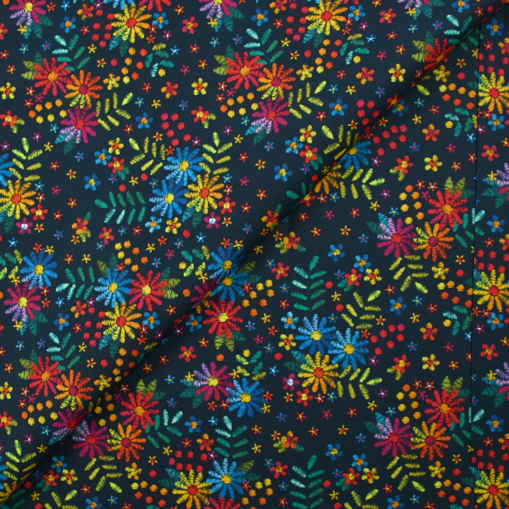 Popeline de coton imprimée fleurs brodées fond bleu nuit - Image 4