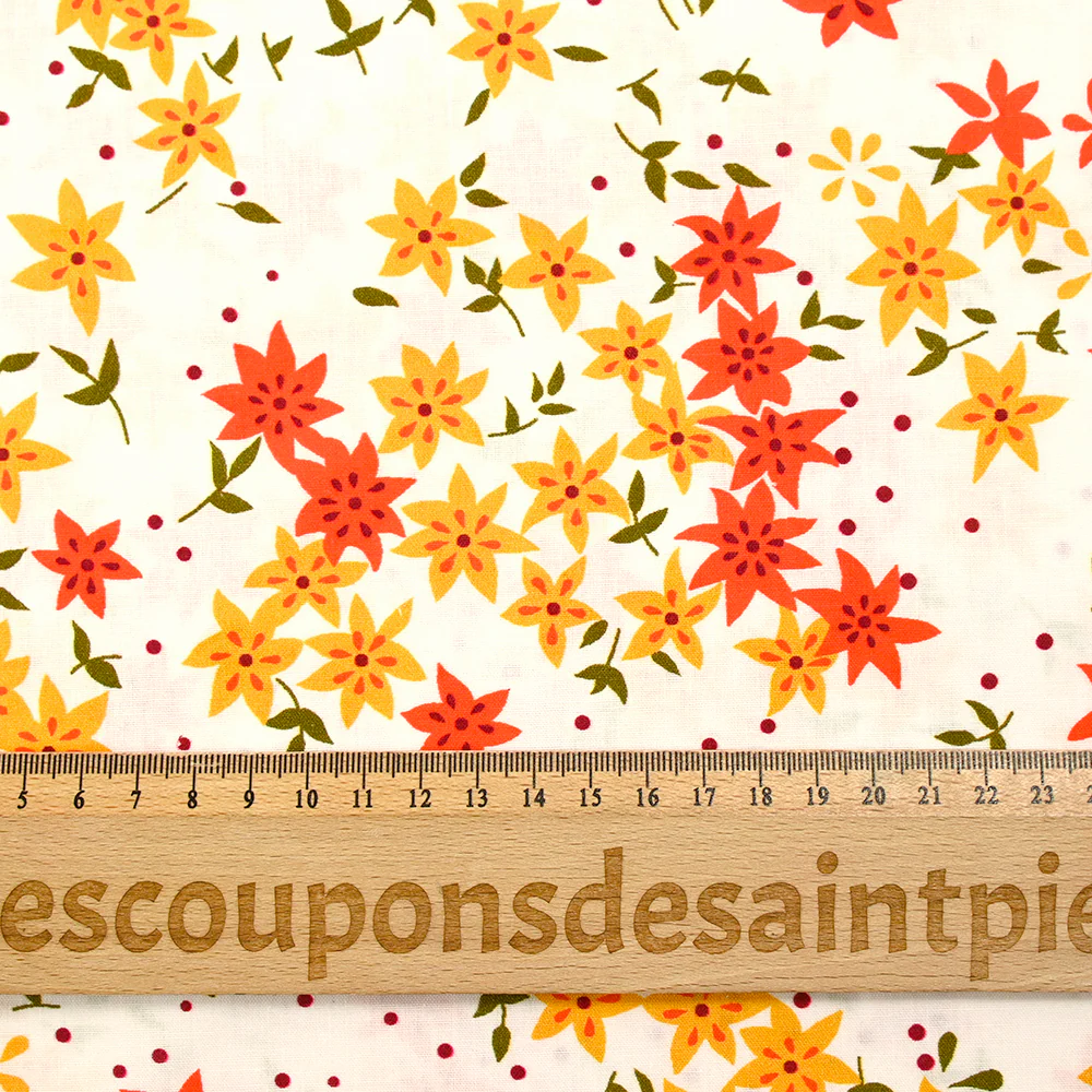 Popeline de coton imprimée fleurs étoilées orange et jaune fond blanc - Image 3