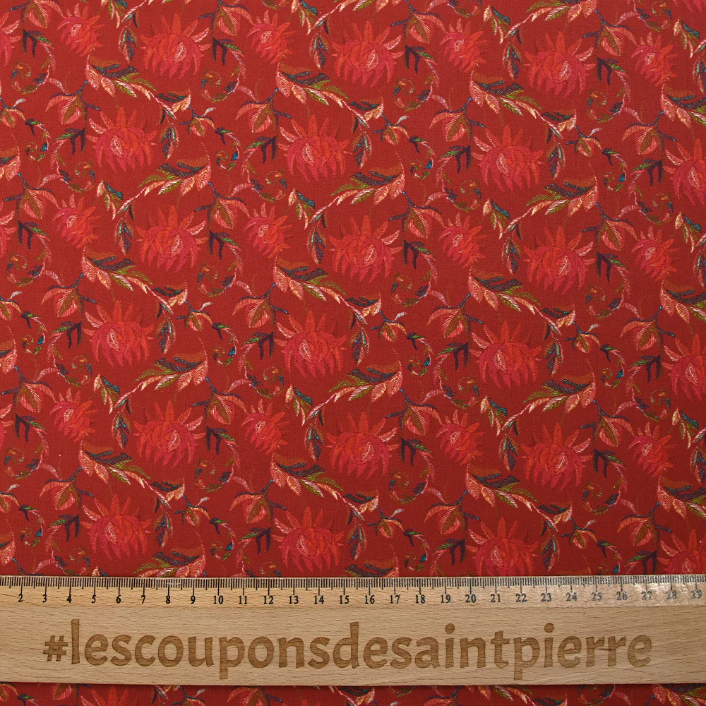 Popeline de coton imprimée fleurs sauvages fond bordeaux - Image 3