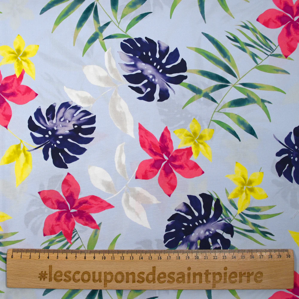 Popeline de coton imprimée fleurs tropicales fond bleu ciel - Image 3