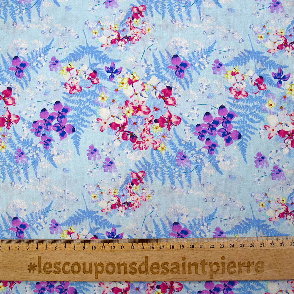 Popeline de coton imprimée l'ombre des fougères fond bleu layette - Image 3