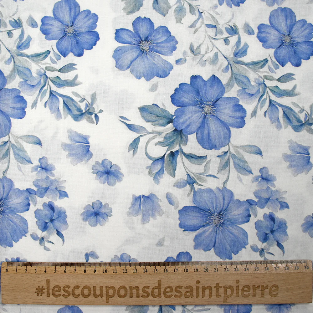 Popeline de coton imprimée porcelaine en fleurs bleues fond blanc - Image 3