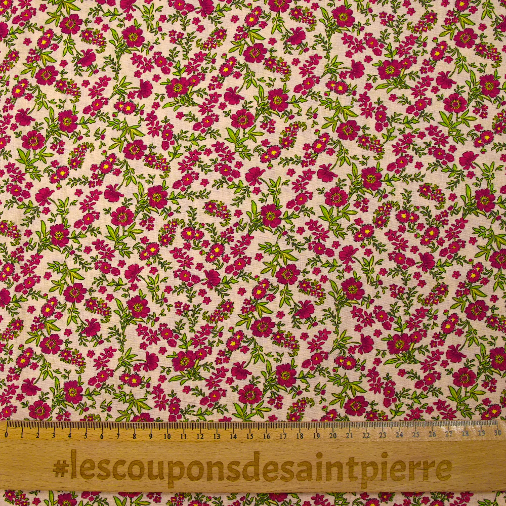 Popeline de coton imprimée rosée du matin framboise fond écru - Image 3