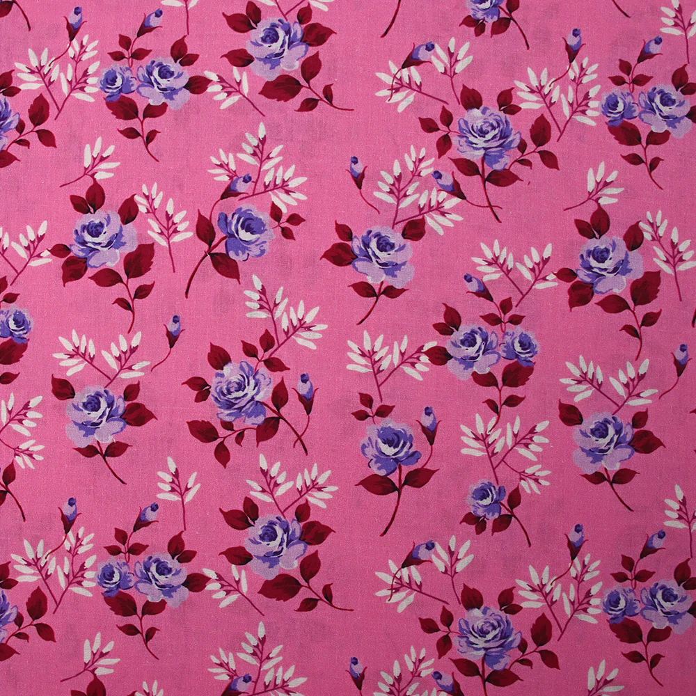 Popeline de coton imprimée roses violettes fond rose bonbon