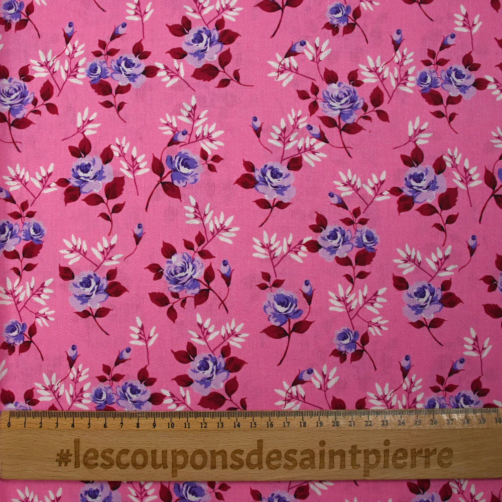 Popeline de coton imprimée roses violettes fond rose bonbon - Image 3