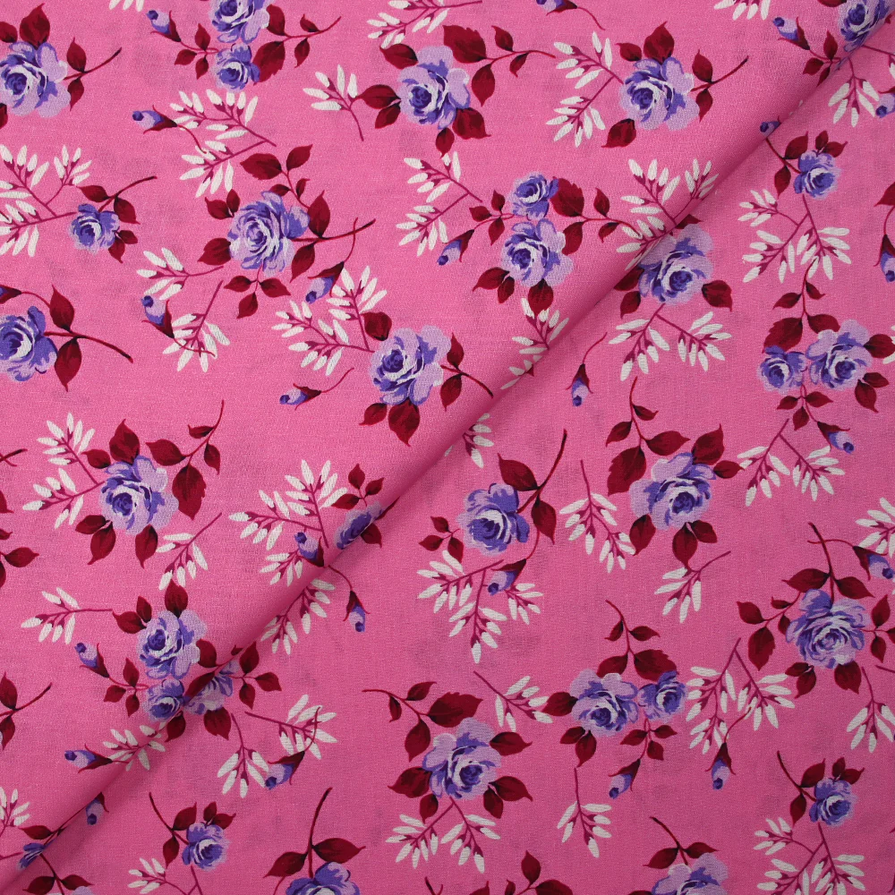 Popeline de coton imprimée roses violettes fond rose bonbon - Image 4