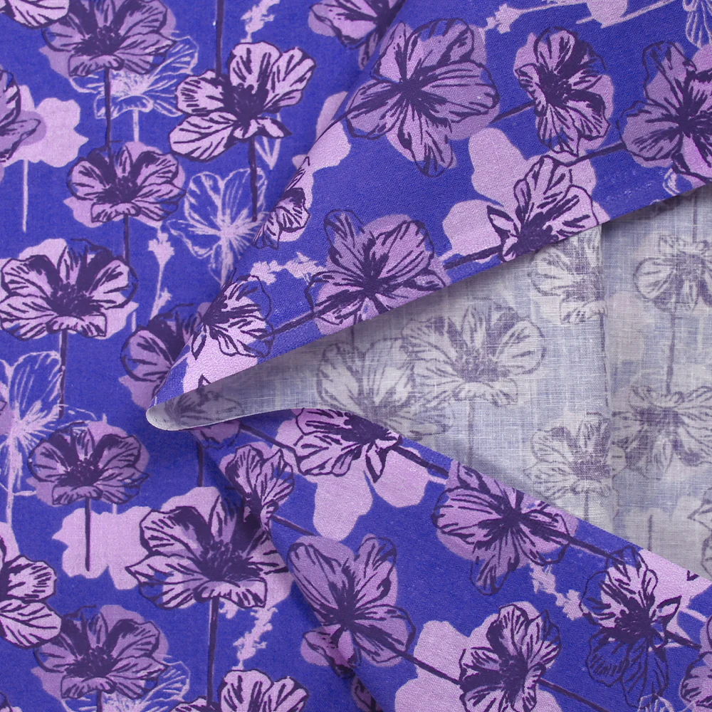 Popeline de coton imprimée silhouette en fleurs lilas fond indigo - Image 4