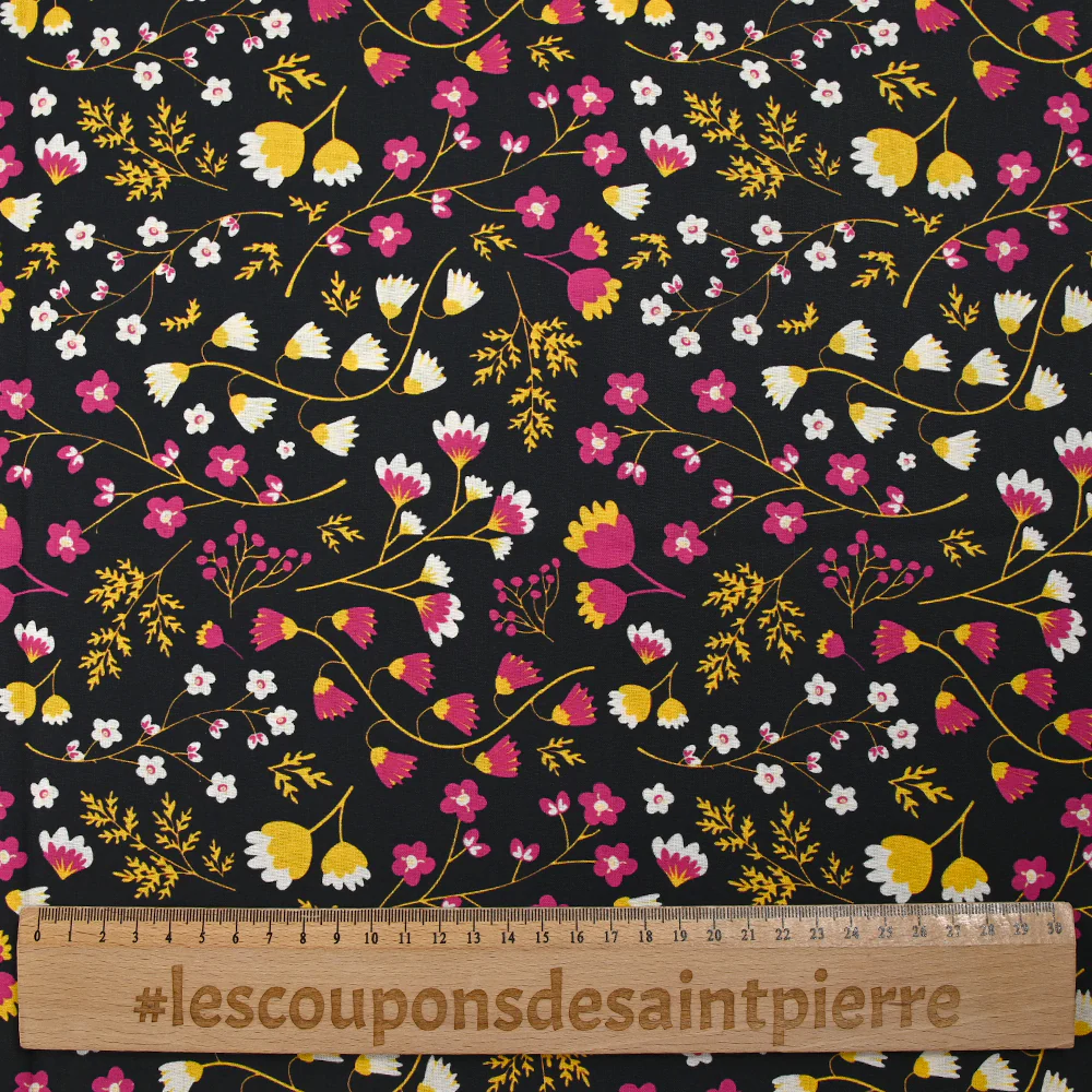Popeline de coton imprimée tiges de fleurs jaune et fuchsia fond noir - Image 3