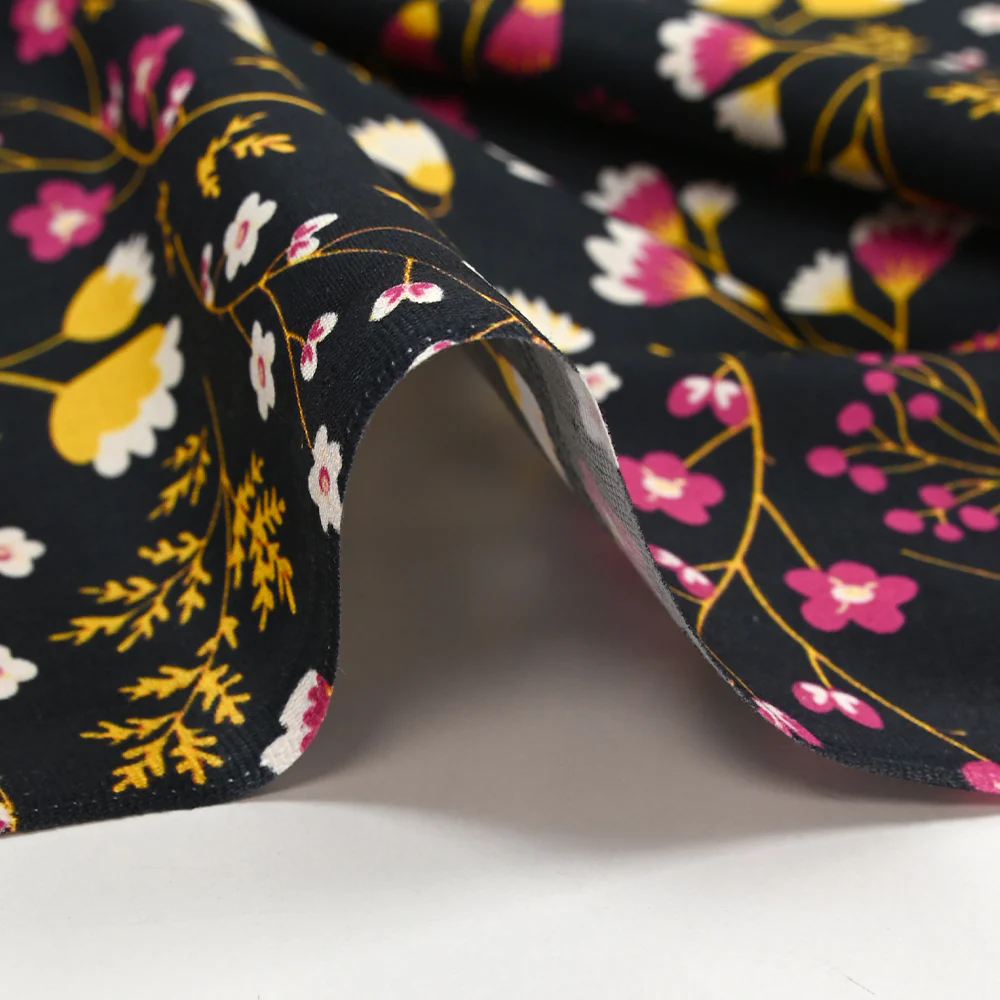 Popeline de coton imprimée tiges de fleurs jaune et fuchsia fond noir - Image 6