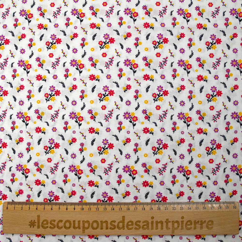 Popeline de coton imprimée un air de fleurs violet, jaune et framboise fond blanc - Image 3